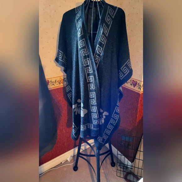 Poncho - Picture 1 of 2